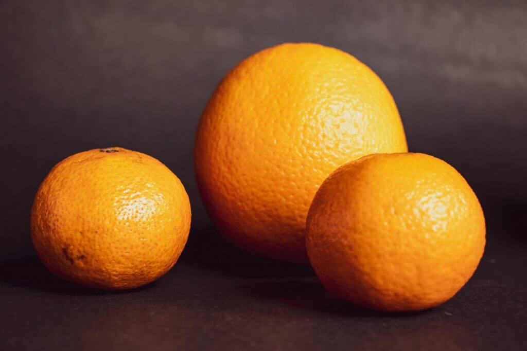 A photo of different sized oranges